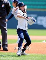 组图：韩国女艺人朴世英担任棒球比赛开球嘉宾