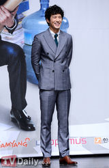 组图：赵权宣传《职场之神》 金惠秀就抄袭致歉