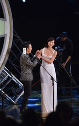 组图：林志玲金马奖大秀性感 和黄渤暧昧欲接吻