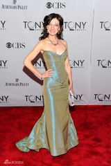 组图：托尼奖红毯星光熠熠 女星斗艳秀腿露肩