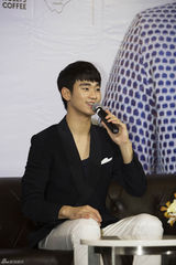 高清：金秀贤赴泰黑白装帅气 粉丝牵手围人墙