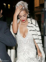 组图：丽塔-欧拉深V皮草礼服秀八字奶 白发惹眼