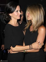 幻灯图集：安妮斯顿性感黑装亮相 肩头惊现神秘手