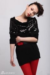 组图：卢倩文都市时尚写真曝光 红黑色经典配迎新年