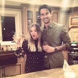 组图：《大爆炸》佩妮结婚 与新婚丈夫甜蜜满满