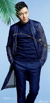 组图：李东学写真突破形象 卷发造型变个性型男