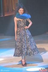 组图：港姐欧式复古礼服亮相 急智环节各显神通