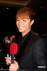 幻灯图：张敬轩认干爹摆45桌 被问性向问题不介意