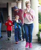 组图：布兰妮不舍小甜甜称号 粉罩衫扮嫩吃甜品