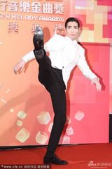 组图：“雨神”萧敬腾白西装亮相 搞怪摆pose