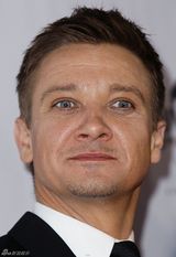 组图：《谍影4》悉尼首映 杰瑞米骑摩托入场