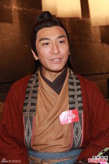 组图：马国明为宣传无惧绯闻 李诗韵秀一字马