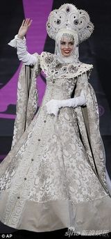 组图:2013环球小姐上演Cosplay 佳丽变身擎天柱