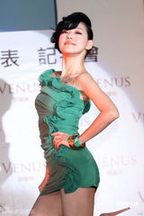 幻灯图集：小S风骚热舞大秀S身形 尽显火辣曲线