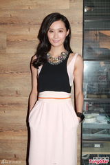 组图：陈法拉马浚伟MV搭档 抱宝宝手忙脚乱