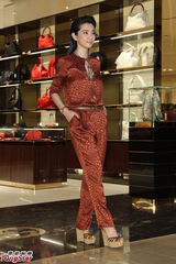 组图：李冰冰率性亮相品牌开幕会服饰抢镜