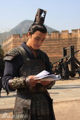 幻灯：《嫦娥》大打喜剧牌 姚笛明道情陷多角恋