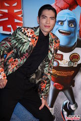 组图：萧敬腾亮相首映会 花西装惹眼抢镜