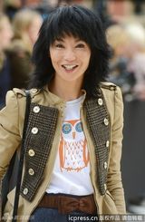 组图：张曼玉亮相伦敦时装周 帅气装扮看秀