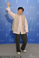 幻灯图集：成龙柏林现场唱《大兵小将》主题曲