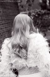 组图：阿曼达-塞弗里德《名利场》写真美若仙子