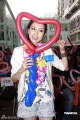 幻灯图集：郭可盈产后首度复工 恢复窈窕好身材