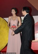 组图：林志玲深V秀乳沟 被高层摸手狂捞金