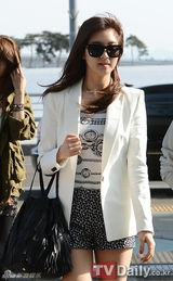 组图：少女时代亮相机场装扮春意秀发风中飘散