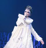 组图：尚雯婕惊异造型盘点 老人妆独领风骚