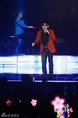 组图：韩歌手李承哲举行圣诞演唱会精彩动人