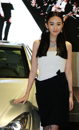 组图：童瑶携王学兵亮相粗眉妆显独特魅力