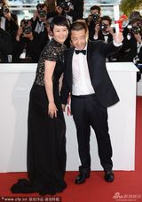 组图：贾樟柯获最佳编剧 与赵涛甜蜜亲吻