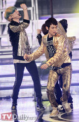 组图：首尔歌谣大赏 朴春甩掉鞋水晶露腹肌