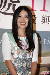 组图：卓文萱张雁名被传假戏真做大方认爱