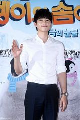 组图：《南极的眼泪》首映 宋钟基帅气助阵