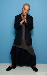 组图：《僵尸》导演麦浚龙拍写真眼神嚣张