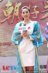 组图：章子怡嫂子殷旭复出拍穿越剧造型干练