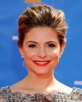 高清组图：艾美奖红毯 玛丽亚-曼努诺斯秀美背