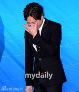 组图：神话Andy带旗下偶像组合宣传造势