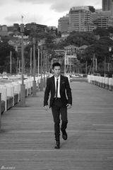 组图：欢子黑白西装活力四射 彰显型男魅力