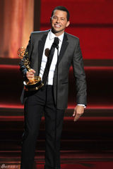 组图：乔恩-克莱尔挫败谢耳朵获最佳喜剧类男主角