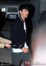 组图：裴勇俊高小英金贤重等出席名品店开业仪式