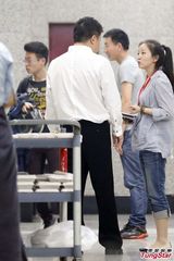 组图：马东开霸气豪车录节目 不为露腿美女所动