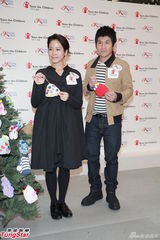 组图：林嘉欣阔身衫孕味浓 曹格恨收女儿亲织衣衫