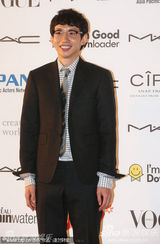 组图：韩佳人金宣儿性感争艳 李秉宪盛装亮相