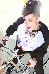 组图：歌浴森发新歌写真 卷发眼线扮潮人