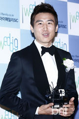 组图：沈昌珉金秀路等出席足球选手具滋哲婚礼