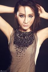 组图：江雪性感大片曝光演绎湿身诱惑