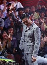 组图：梁咏琪刘德华预热春晚 重演“战火列车”