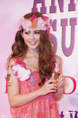 组图：周杰伦女友昆凌靓丽代言 为违规停车道歉